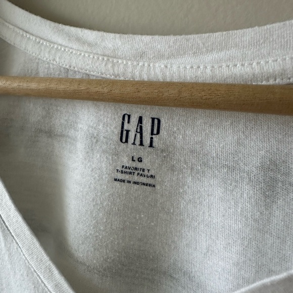 Gap Favorite T - Picture 2 of 3